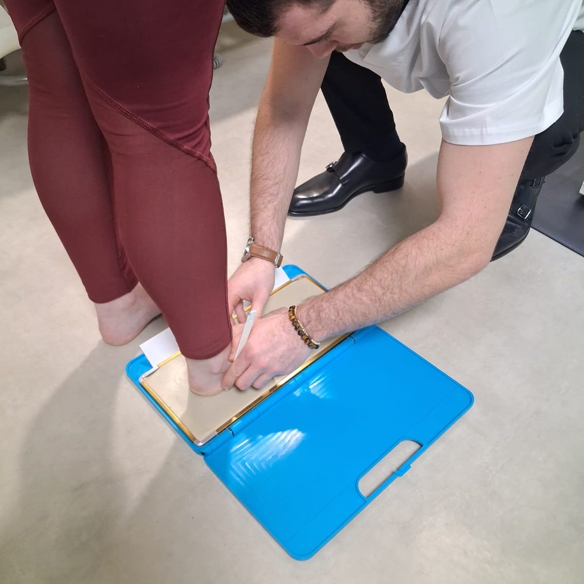 Prise d'empreinte de pieds